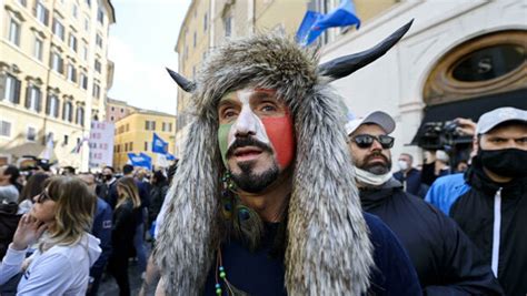 Chi è Hermes Ferrari, lo “sciamano di Montecitorio” in  